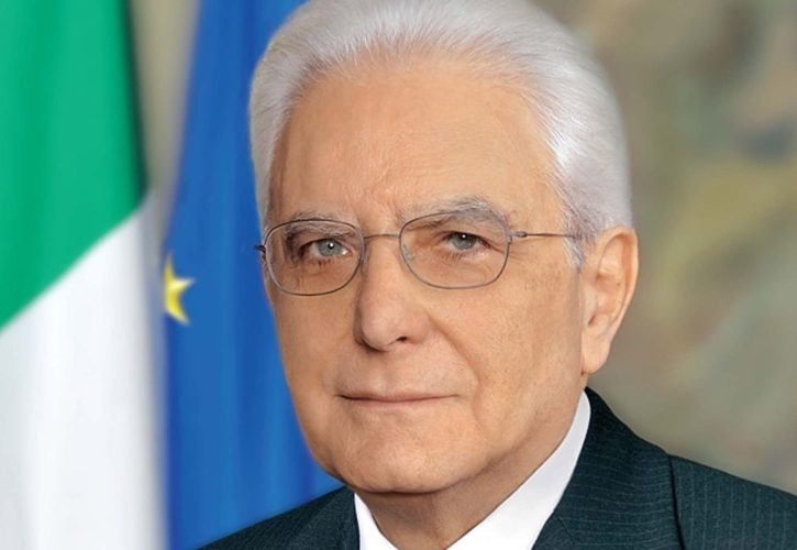 Gesto clamoroso al Parlamento iraniano: Mojtaba Zarei strappa foto di leader europei