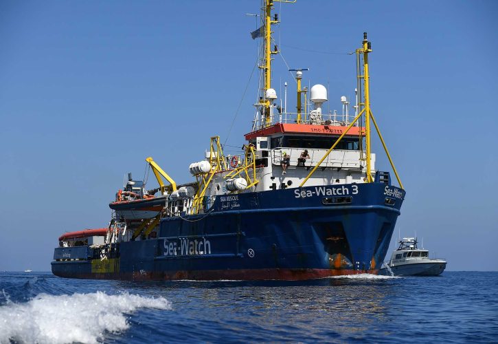 Il Tribunale di Palermo ordina un risarcimento a Sea Watch: polemiche e reazioni politiche