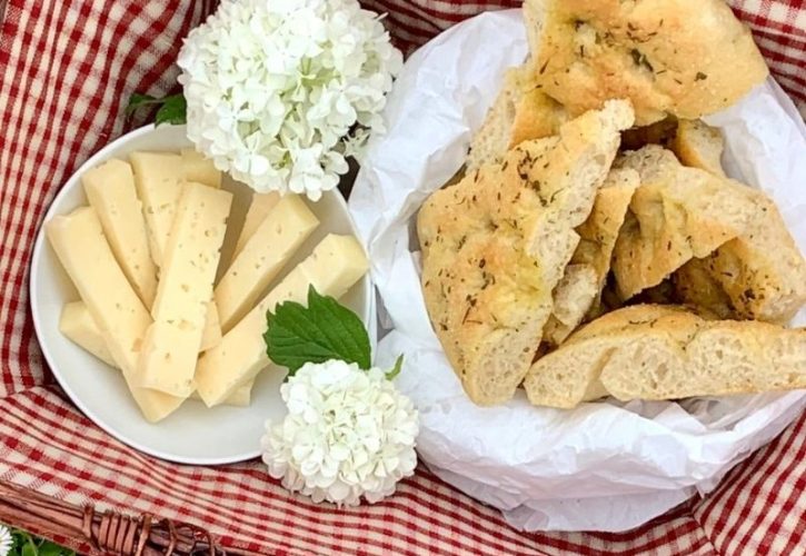Focaccia Proteica alle Erbe di Campo con Asparagi e Cipollotti