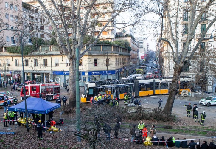 Tragedia a Milano: Deraglia un tram, due morti e cinquanta feriti