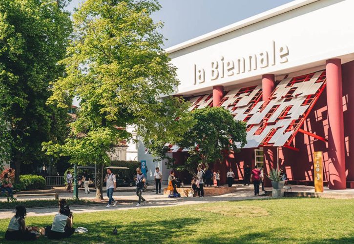 La Biennale di Venezia sotto pressione: Bruxelles minaccia il taglio dei fondi