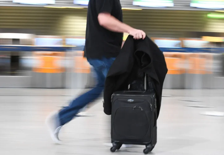 Bagaglio a mano, cambia tutto: le nuove regole Ue che possono far risparmiare chi vola low cost