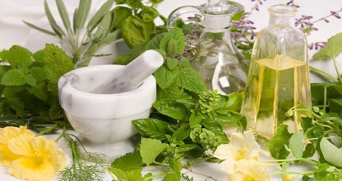Mancano i medici, arrivano i naturopati: il caso che divide la sanità italiana