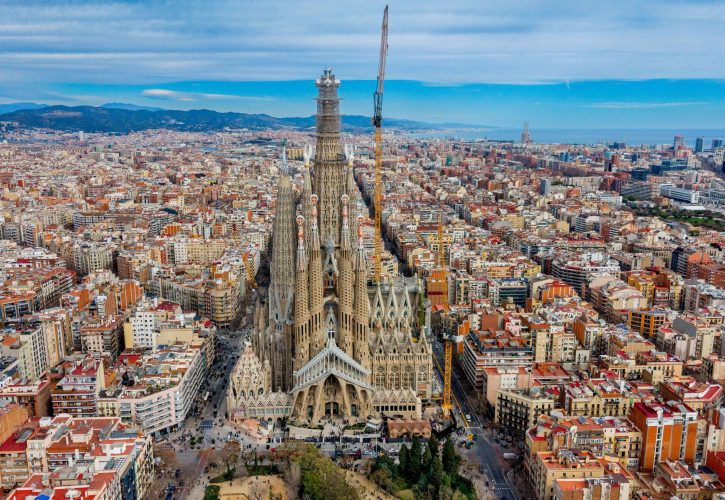 Papa Leone XIV Benedice la Sagrada Familia: Un Evento Storico e Controverso