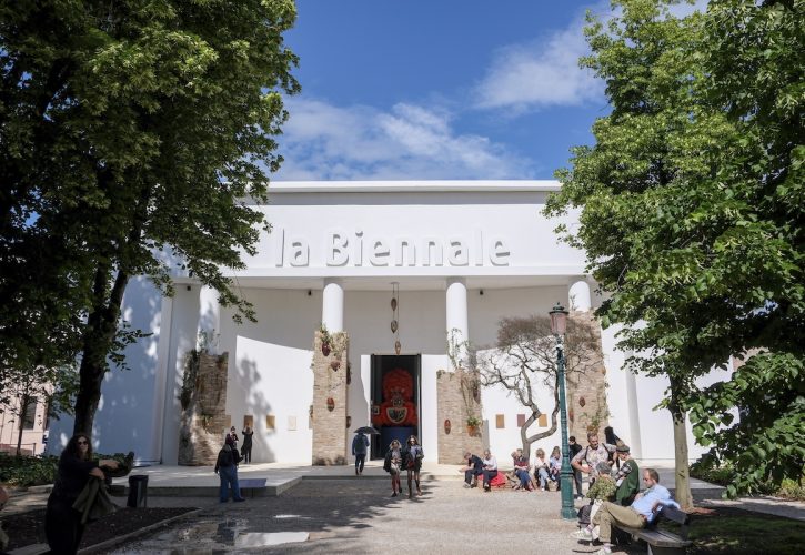 La Commissione Europea revoca i fondi alla Biennale di Venezia