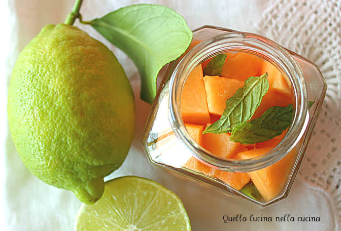 Melone marinato con menta e lime, il dessert fresco che profuma d’estate