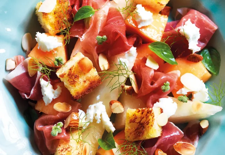 Meloni e Prosciutto con Ricotta, Crostini e Mandorle: Un Antipasto Estivo Originale